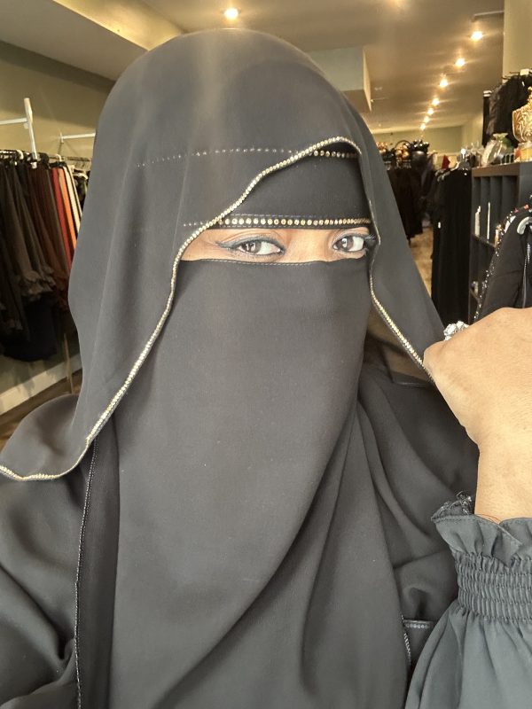 Single Line Top & Bottom Gold Stone Niqab - Image 2