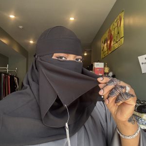 Original Bedoon Essm Eating Niqab